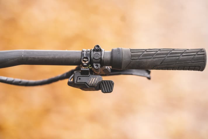 The Pinion MGU E1.12 is shifted via an electronic, wired controller. The shifting feel is very crisp and defined.