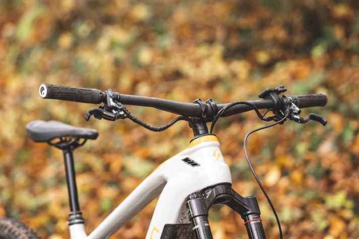 Despite the spacer tower, the command centre of the Simplon Rapcon EPinion is low. The compact head tube and the flat carbon handlebars are to blame.
