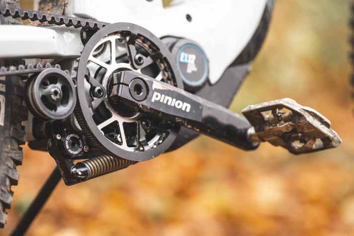 Mittels Federspannung wird der Gates-Zahnriemen am Simplon Fully auf Zug gehalten.