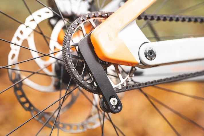 Am Ausfallende verhindert eine Führung den Abwurf des Riemens von der Zahnscheibe.