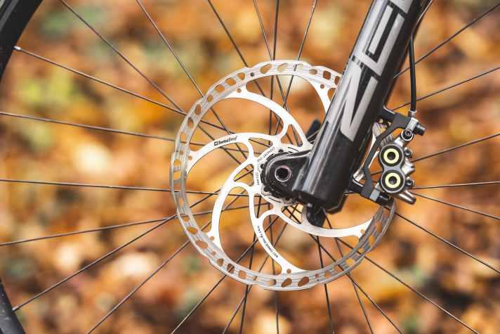 Magura MT7 Scheibenbremsen mit großen Scheiben sollen das 24,2 kg schwere E-Bike von Simplon zum Stehen bringen.