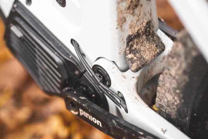 Eine kleine Mud-Flap schützt die Hardware des E-All-Mountains vor Dreckbeschuss.