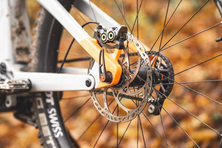 Without a rear derailleur, the Simplon Rapcon EPinion has less unsprung mass, which is reflected in good suspension behaviour.