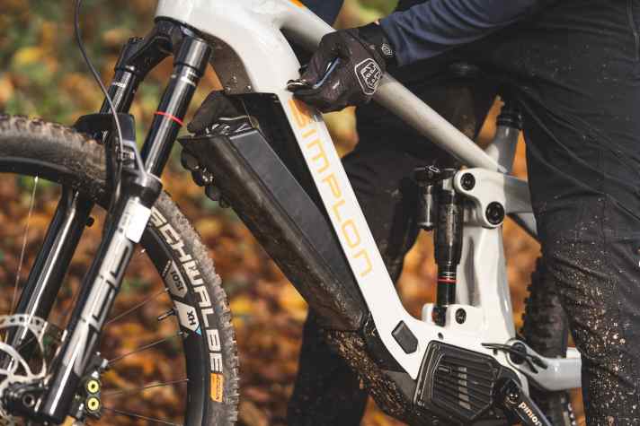 Pinion setzt auf einen 720 Wh Akku von Fit E-Bike. Mit Range-Extender wären bis zu 1495 Wh möglich. Der abschließbare Akku lässt sich nach unten aus dem Carbon-Rahmen des Simplon Rapcon EPinion Expert entnehmen.