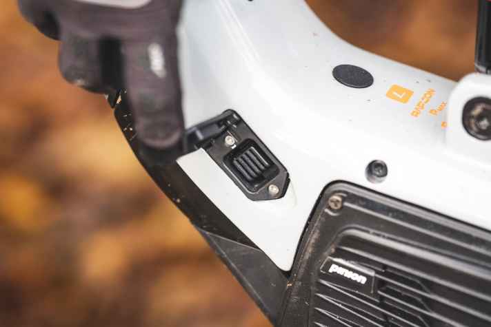 Über eine Ladebuchse mit federvorgespannter Abdeckung lässt sich der Akku des Simplon Rapcon EPinion auch in eingebautem Zustand laden.