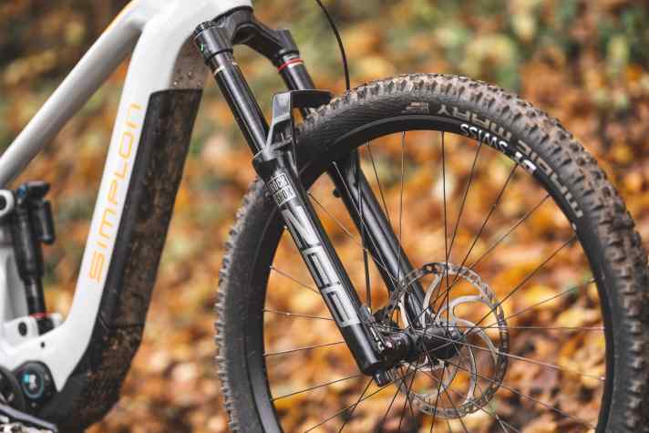 The head tube of the Simplon Rapcon EPinion houses a Rockshox ZEB with stiff stanchions and 160 millimetres of travel.