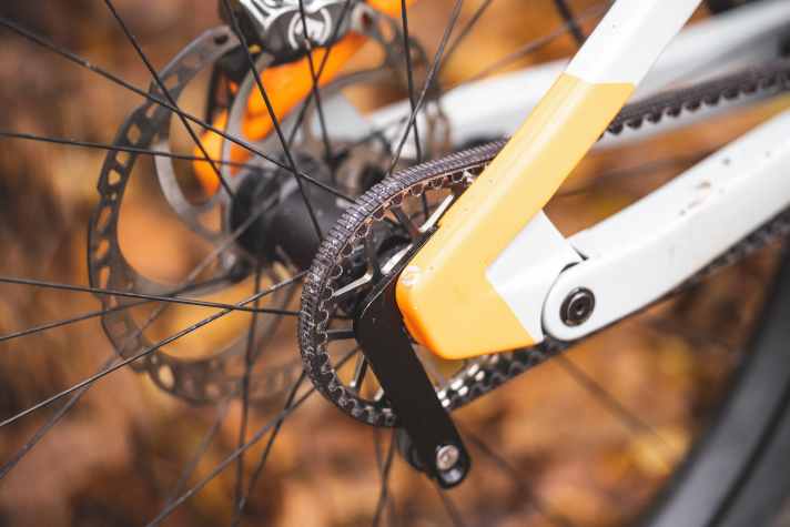 Nie wieder Kette ölen: Nässe und Schmutz können dem Gates Carbon Zahnriemen kaum etwas anhaben.