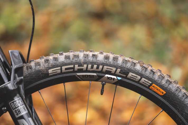 Die Schwalbe-Reifen am Simplon Fully machen einen soliden Job. Mit dem Grip der Konkurrenz in super weicher Gummimischung und mit Radial-Karkasse können sie jedoch nicht ganz mithalten.