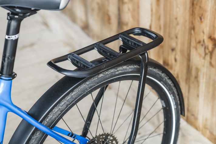 Der Gepäckträger ist schick, mit 18 Kilogramm aber nur für mittlere Lasten freigegeben. An die asymmetrischen Streben passt nicht jede Packtasche.