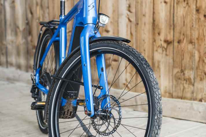 The rigid fork of the Chenoa is not a disadvantage in practice, but makes the bike light and low-maintenance. We would like to see it more often on trekking e-bikes.