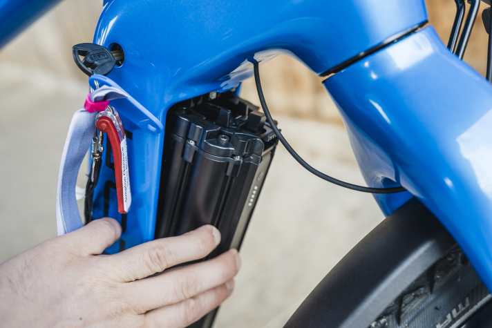 The plastic cover is removed with a sliding switch, then the battery, which is secured with a key, folds forwards out of the down tube in a user-friendly manner.