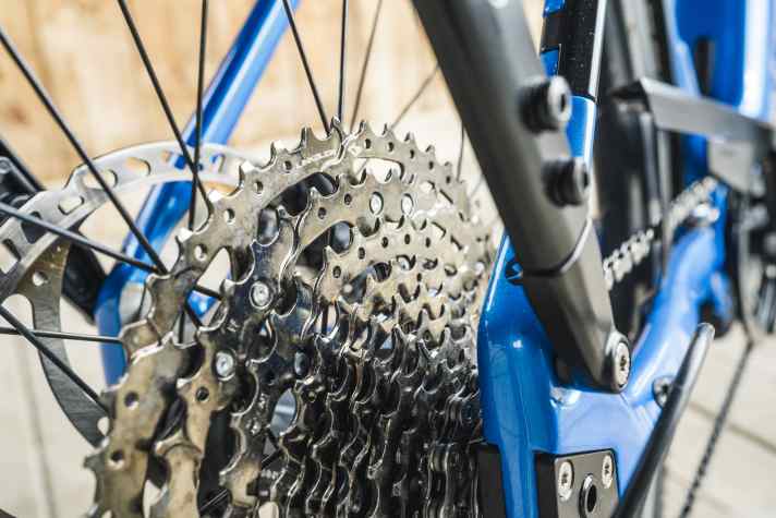 With the particularly stable Linkglide cassettes, Shimano aims to improve the durability and shifting under load of derailleur gears. This is particularly important for e-bikes.