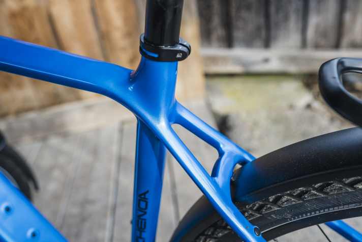 Der Carbon-Rahmen des Chenoa :e ist gut verarbeitet und bringt ein niedriges Gewicht und organische Formen. Bedenken wegen der Haltbarkeit muss man auch im anspruchsvollen Trekking-Einsatz nicht haben.