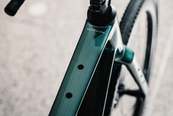 Die Anschraubpunkte auf dem Oberrohr sind nur ein kleiner Teil der Befestigungspunkte an Rahmen und Gabel.