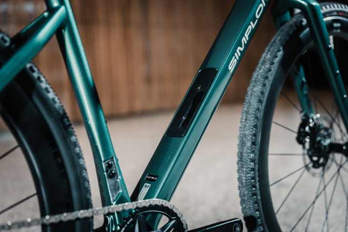 A look taken from the mountain bike: the down tube has a storage compartment for a tube and the most necessary tools.