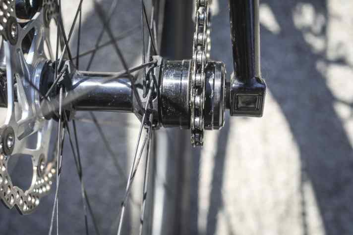 Im Vergleich zu einer Schaltung mit Kassette spart der schlanke Singlespeed-Aufbau Masse an entscheidenden Stellen.