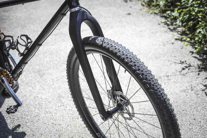 For less bumpy terrain and a lot of pedalling, a lightweight rigid fork makes sense. An inexpensive model with a Boost axle is available for 250 euros from Basic Bikes, for example.