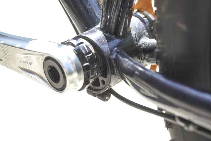 With an eccentric bottom bracket, the crank axle sits off-centre in the housing. Only a few frames offer this option.