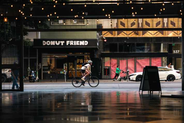 Verkehr und Alltag entfliehen, das ist das Motto beim Santa Cruz Skitch.