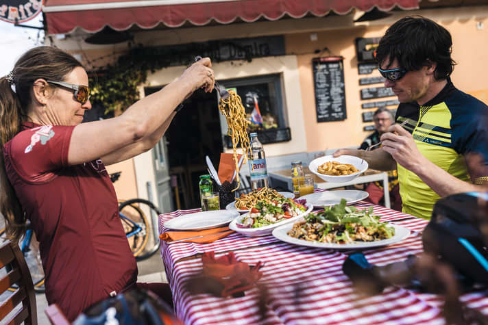 Auch nach der Belastung sollten Radsportler auf ausreichend Energiezufuhr achten.