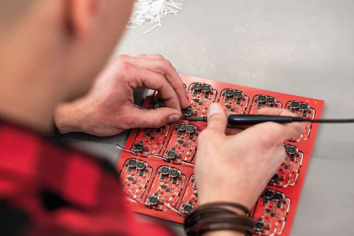 Ob bei der Entwicklung oder bei der Fertigung: Lampen sind komplex, das betrifft auch das Löten.