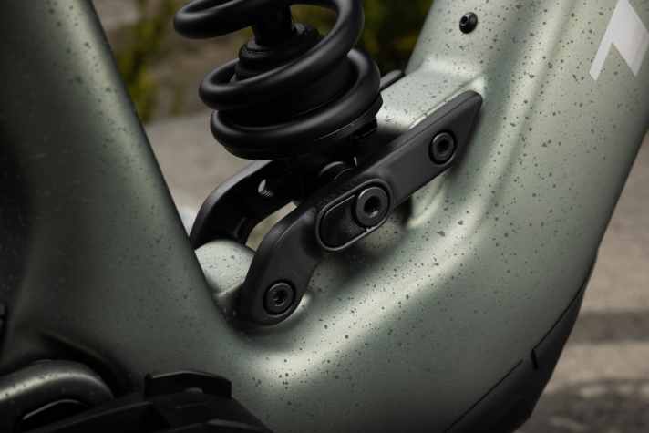 The lower shock mount can be replaced to adjust the suspension travel and geometry. There is also a flip chip here to adjust the progression.