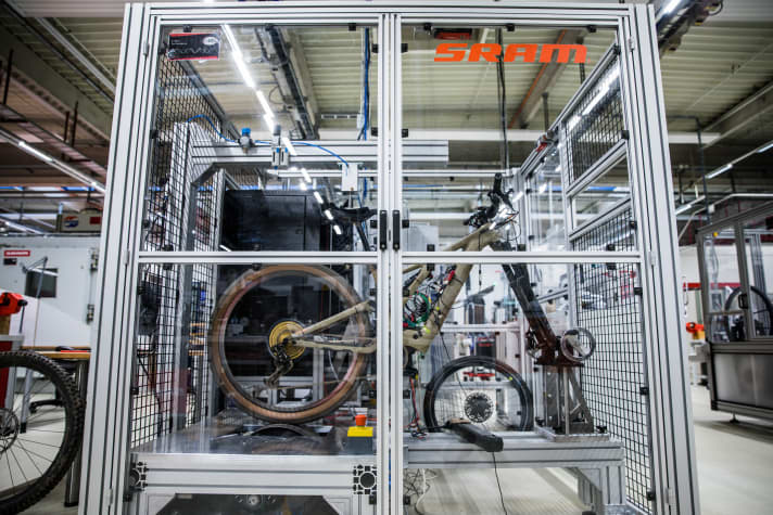 Auf dem hauseigenen E-Bike-Rollenprüfstand testete Sram verschiedenste Systeme. Am Ende des Prozesses stand die Entscheidung für den Brose Drive SMag.