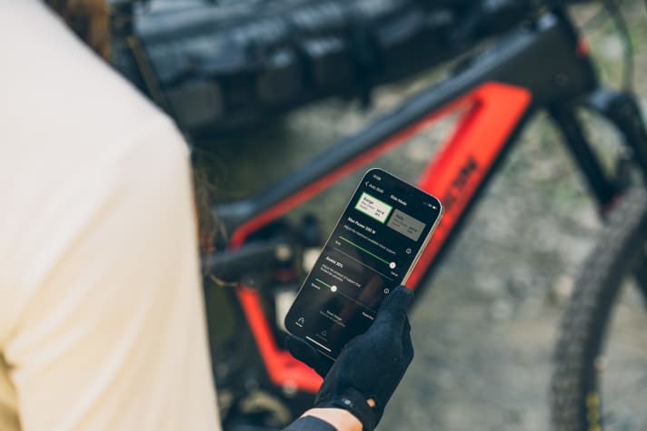 Das System kann über die AXS-App eingestellt werden. Die Funktionen, die man regelmäßig braucht, sind aber auch direkt und intuitiv über die Shifter erreichbar. Top!
