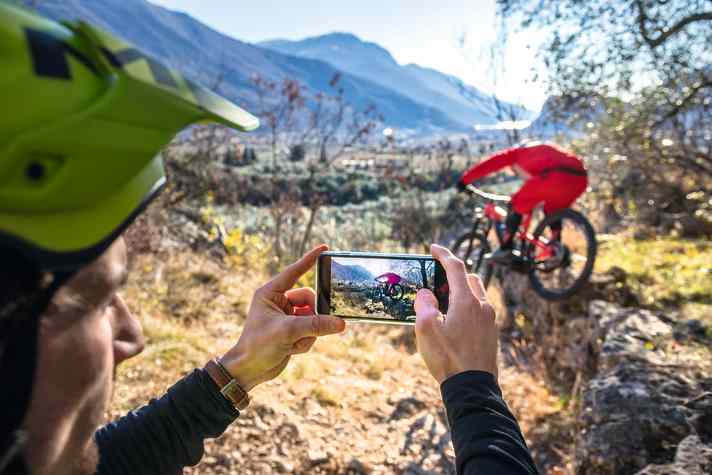 Den Drop noch schnell in ein Ergebnis bannen und so für die Nachwelt festhalten: Dank Smartphone heute ganz einfach.