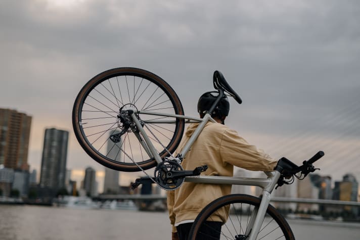 Weighing less than 10 kilos, you can even carry the Sneak up and down stairs.