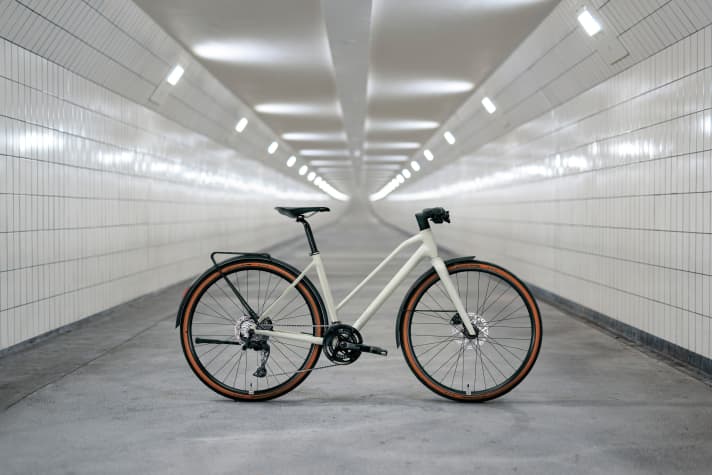 The midstep frame in chalk white looks good in the cool tunnel environment - but also in the colourful hustle and bustle of the city.