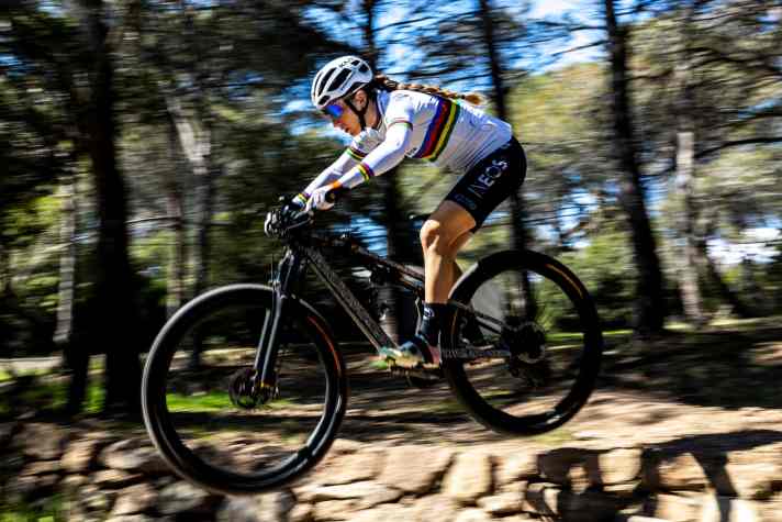 Pauline Ferrand-Prévot on a prototype of the Pinarello Dogma XC Fullys. The Ineos Grenadier team rider played a key role in the development of the MTB line at Pinarello.