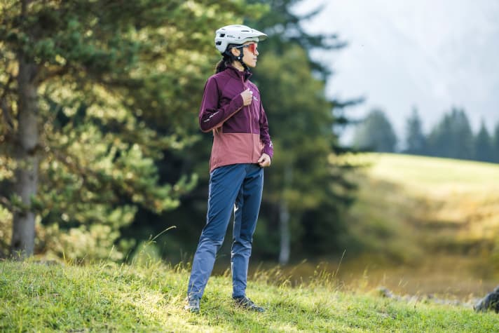 The softshell suit from Jack Wolfskin is available for both sexes