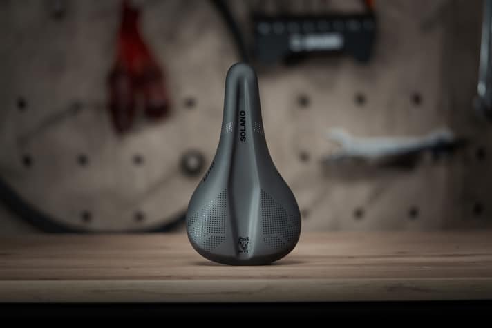 The Solano is a modern short-fit saddle for long-distance bikers and is available in two widths