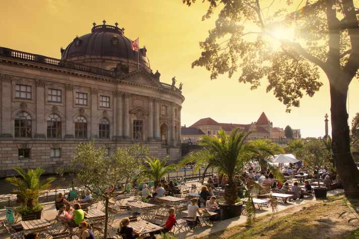 There are plenty of beautiful places to discover in Berlin. For example the Monbijoupark.