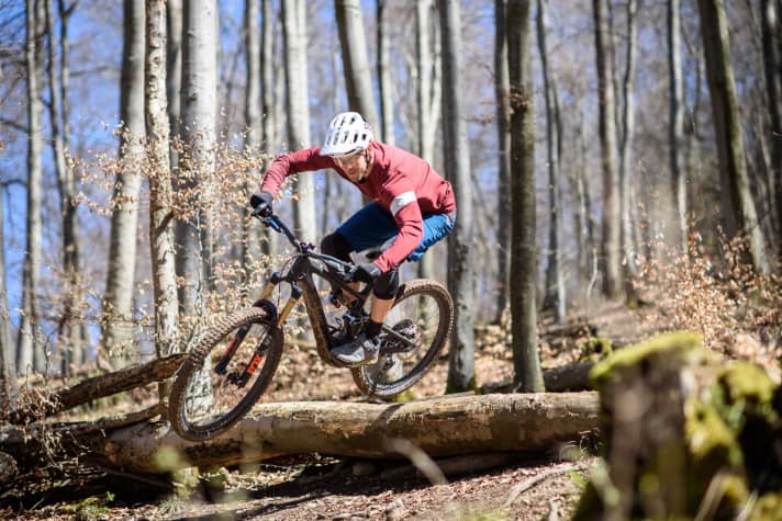 Lange Touren, Spaß bergab und auch mal die ein- oder andere Stunt-Einlage. Trailbikes sind echte Alleskönner.