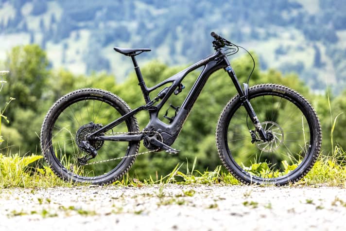 The Specialized Turbo Levo Expert weighs 22.8 kilos and costs 9600 euros.