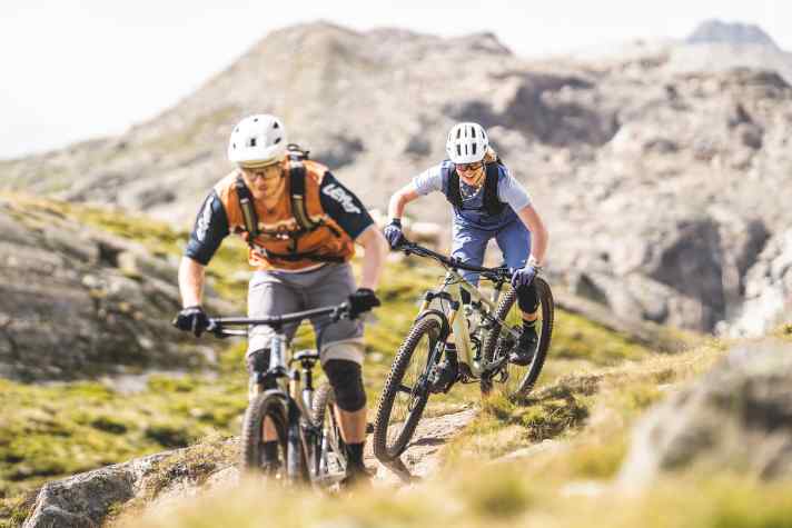 Good for the playfulness rating: the suspension offers firm support when pushing through berms and pushing off jumps. However, the Epic Evo doesn't allow too much mischief. Even downhill, the sporty riding position restricts the rider's radius of action.