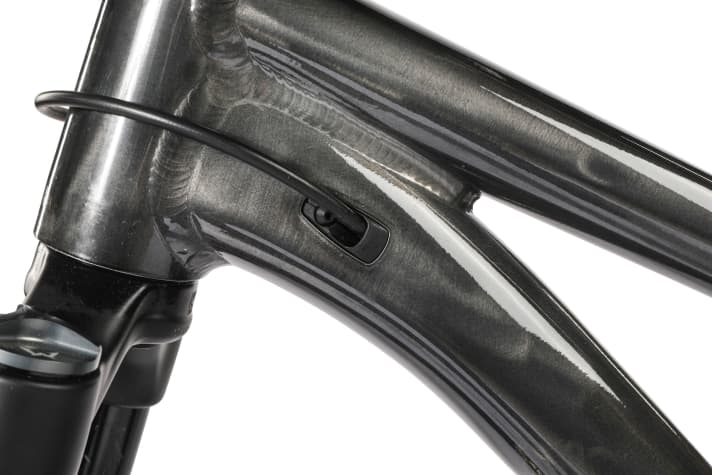Unusual 1: The internally routed brake hose gives the Specialized P3 a tidy look. It is also protected in the frame.