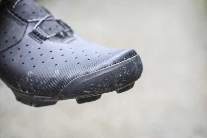 Le matériau est robuste et confortable, mais peu aéré malgré les découpes au laser. Une protection contre l'abrasion est prévue sur les orteils.