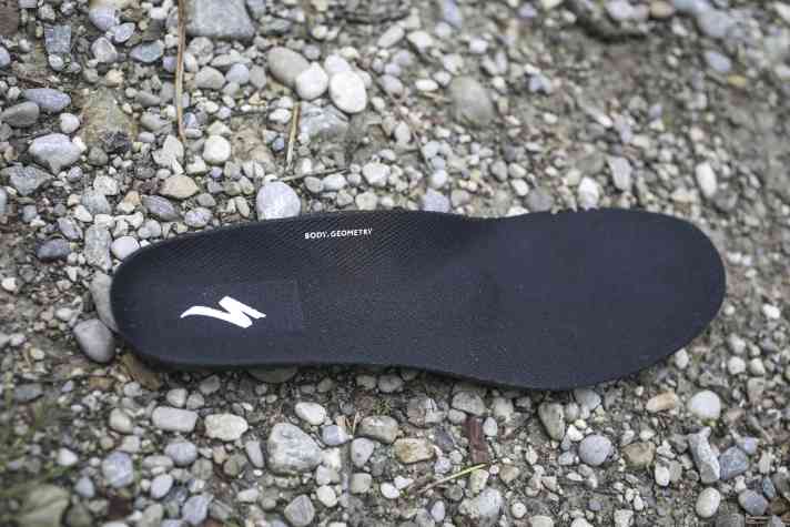 Specialized vermisst seit 25 Jahren Radsportler, um ergonomisch perfekte Komponenten aus den Daten entwickeln zu können. Auch die Einlegesohle ist ergonomisch geformt