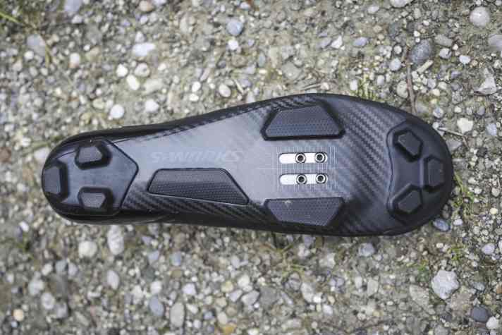 Viel Sichtcarbon von unten: Die Sohle des S-Works Recon ist richtig steif und steckt selbst härteste Antritte locker weg