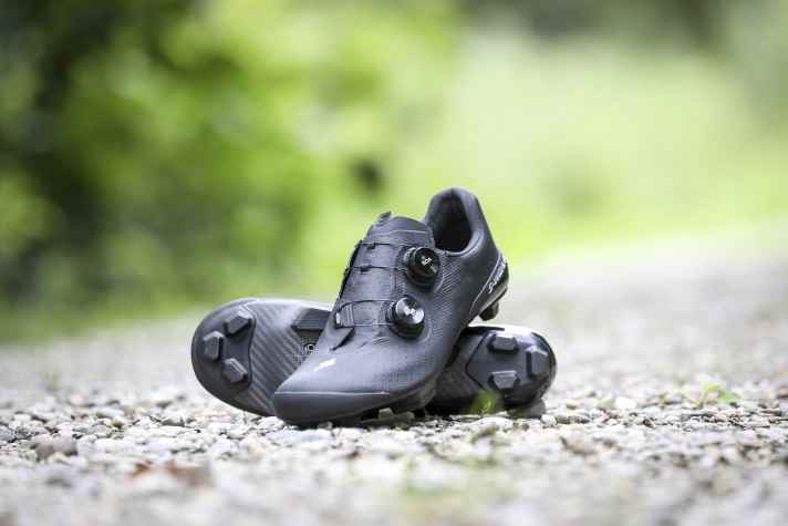 Top shoe for fast gravel laps and gravel races with a comfortable fit and great adaptation