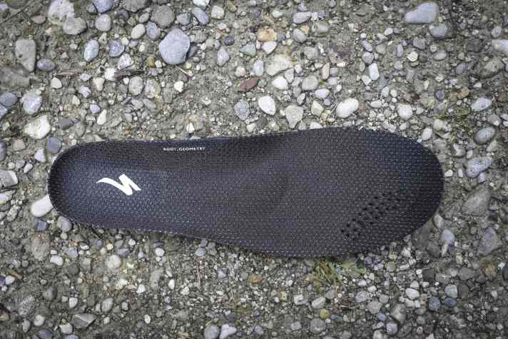 The Body Geometry insole of the Specialized S-Works Recon supports the arch of the foot and increases comfort