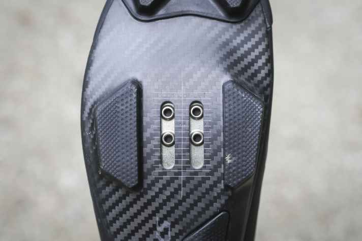 Eine Skalierung hilft bei der Cleat-Einstellung. Beim Einklicken sollte man das Pedal sauber treffen, sonst wird es rutschig mit der Carbon-Sohle