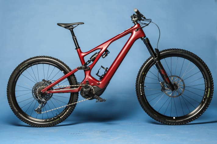 160 / 150 millimetres of travel, wheel mix and 22.5 kilograms. The Specialized Turbo Levo is only close to the all-mountain category on paper. Off-road, the bike reveals real enduro qualities.