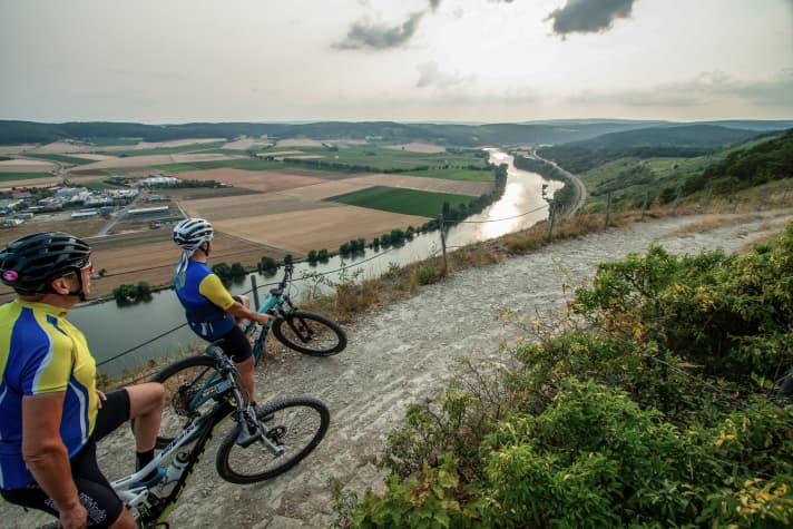 Panoramas like this one on the Kalbenstein are rare, but all the more impressive for it. What is the name of the river? That's right: it's the Main.