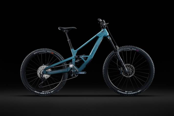 For 6499 euros, Lapierre specifies Fox Performance suspension and Shimano SLX components
