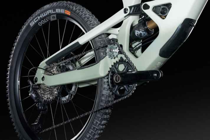 The storage compartment is located deep in the down tube, which should also ensure an optimum centre of gravity