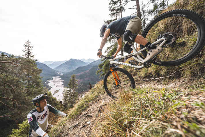 Don't mess anything up now! Laurin swings the rear wheel through the air, brother Dimi checks the execution - and hopes that it goes wrong.